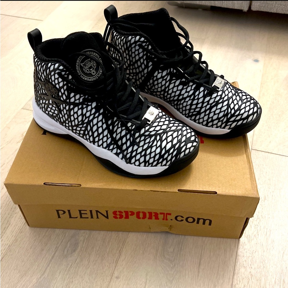 Brand new hi-top sneakers. US size 7, EU size 40
Never been worn.